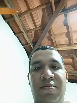 Snapshot of Roberto27051 chatting on 06/04/26, 03:12 Roberto27051 online show from 06/04/26, 03:12