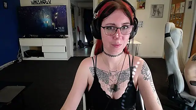 Snapshot of TattooedGirls chatting on 09/29/25, 02:33 TattooedGirls online show from 09/29/25, 02:33