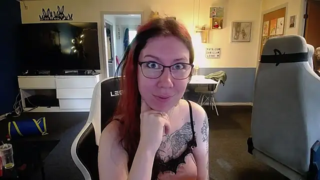 Snapshot of TattooedGirls chatting on 10/31/25, 10:49 TattooedGirls online show from 10/31/25, 10:49