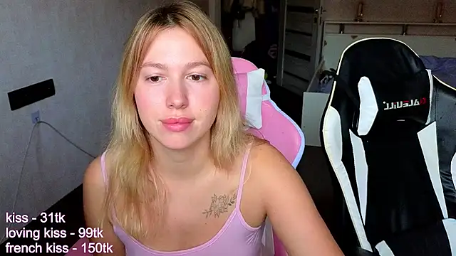 Snapshot of stefany_and_bettany chatting on 10/04/25, 12:58 stefany and bettany online show from 10/04/25, 12:58