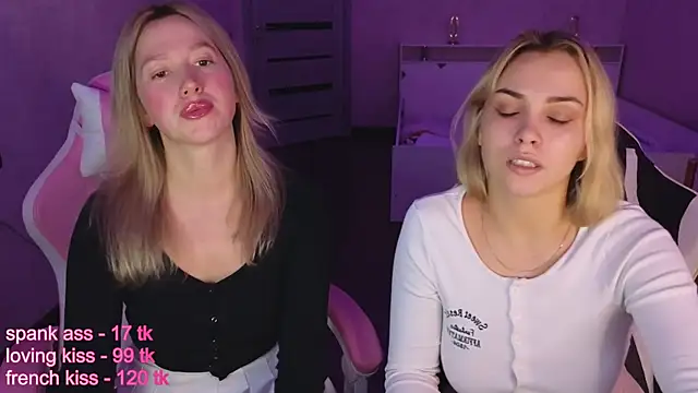 Snapshot of stefany_and_bettany chatting on 10/25/25, 04:35 stefany and bettany online show from 10/25/25, 04:35