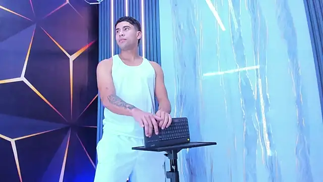 Snapshot of The_Boy_King chatting on 12/13/25, 07:53 The Boy King online show from 12/13/25, 07:53