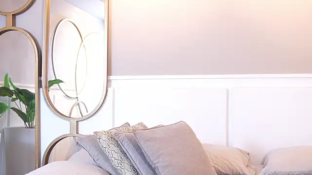 Roxy Vega online show from 10/08/25, 12:14