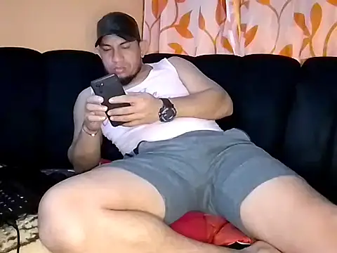 Snapshot of fayola20 chatting on 11/11/25, 02:44 fayola20 online show from 11/11/25, 02:44