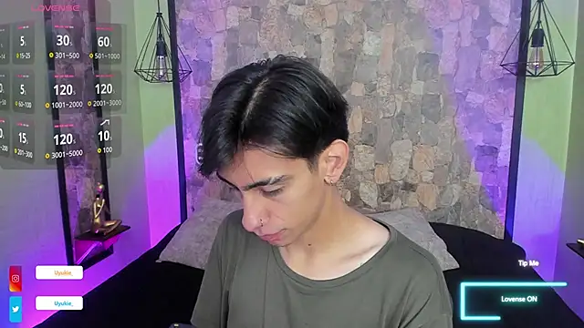 uyukie online show from 10/23/25, 11:42