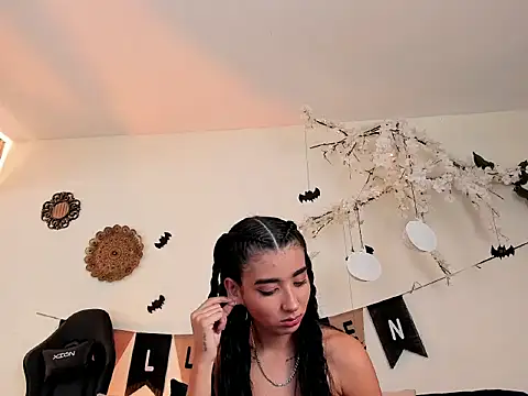 Snapshot of cloe_taylor__ chatting on 10/08/25, 03:15 cloe taylor   online show from 10/08/25, 03:15