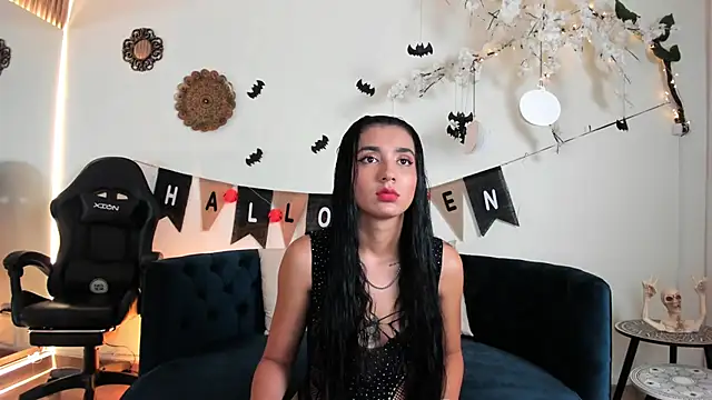 Snapshot of cloe_taylor__ chatting on 10/12/25, 03:27 cloe taylor   online show from 10/12/25, 03:27