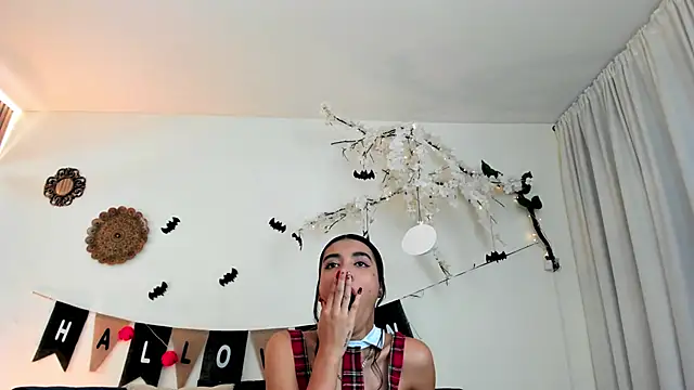 Snapshot of cloe_taylor__ chatting on 10/25/25, 03:47 cloe taylor   online show from 10/25/25, 03:47