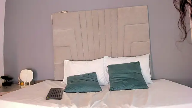 lanna jones  online show from 10/12/25, 11:53