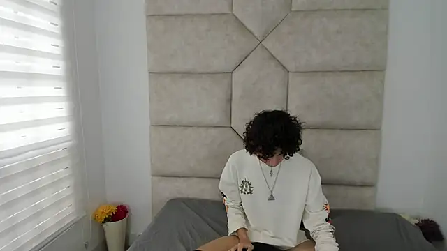 Scaarlett 22  online show from 10/15/25, 05:35