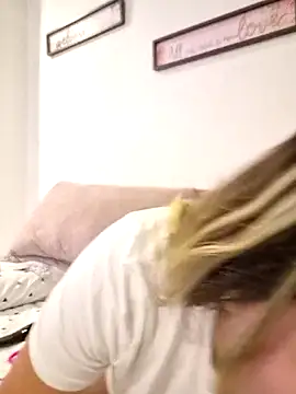 Snapshot of Zoe_riivas chatting on 04/18/26, 11:03 Zoe riivas online show from 04/18/26, 11:03