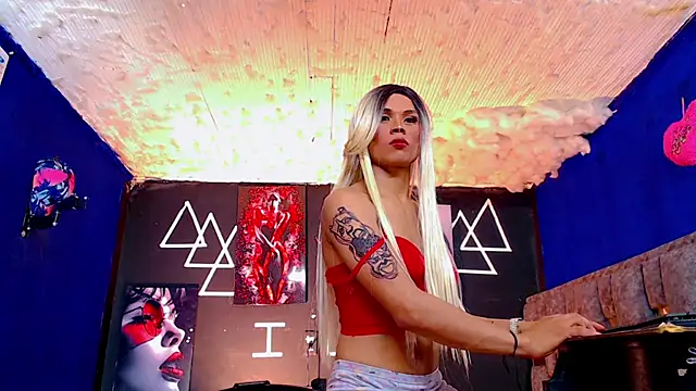 Snapshot of Fersexy_Dolls chatting on 10/29/25, 02:47 Fersexy Dolls online show from 10/29/25, 02:47