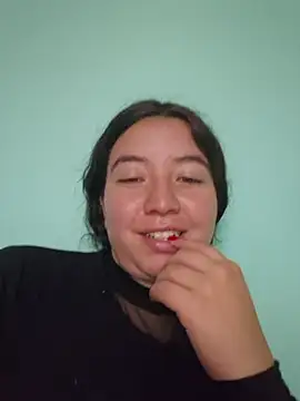 Snapshot of annyaparis chatting on 11/05/25, 10:21 annyaparis online show from 11/05/25, 10:21