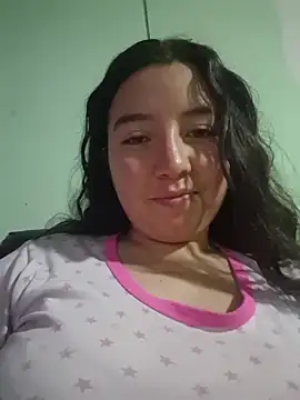 Snapshot of annyaparis chatting on 11/18/25, 02:06 annyaparis online show from 11/18/25, 02:06