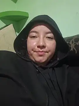 Snapshot of annyaparis chatting on 11/19/25, 12:10 annyaparis online show from 11/19/25, 12:10