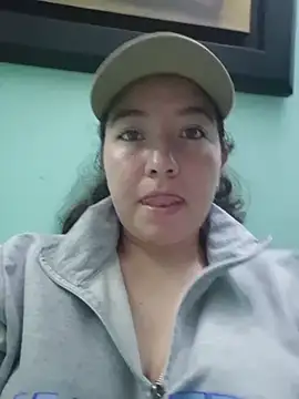 Snapshot of annyaparis chatting on 11/20/25, 01:06 annyaparis online show from 11/20/25, 01:06