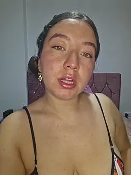 Snapshot of annyaparis chatting on 12/01/25, 11:10 annyaparis online show from 12/01/25, 11:10