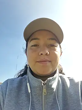 Snapshot of annyaparis chatting on 12/17/25, 02:12 annyaparis online show from 12/17/25, 02:12