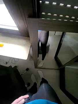 Snapshot of rezzzze chatting on 10/12/25, 08:46 rezzzze online show from 10/12/25, 08:46