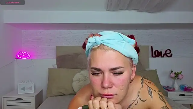 Naughty kittyy1 online show from 10/10/25, 06:01