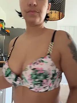 LaPetiteKim online show from 10/21/25, 11:55