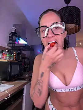 LaPetiteKim online show from 04/15/26, 07:10