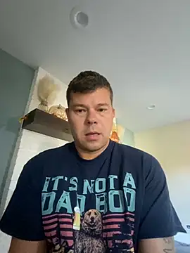 Snapshot of daddyshark83 chatting on 10/31/25, 03:24 daddyshark83 online show from 10/31/25, 03:24