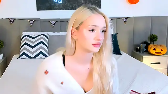 Snapshot of SugarWhisper chatting on 10/31/25, 04:41 SugarWhisper online show from 10/31/25, 04:41