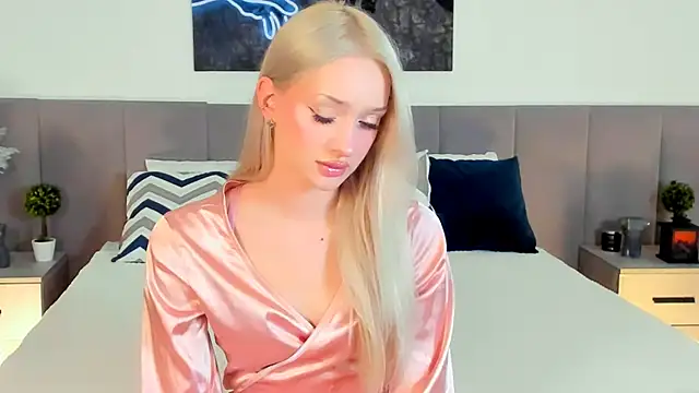 Snapshot of SugarWhisper chatting on 11/18/25, 03:05 SugarWhisper online show from 11/18/25, 03:05