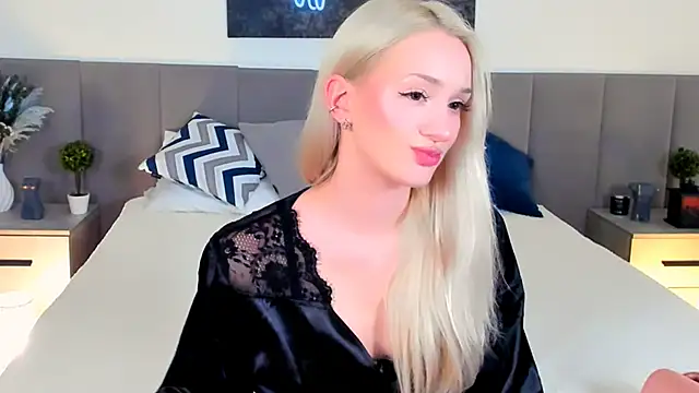 Snapshot of SugarWhisper chatting on 11/25/25, 03:01 SugarWhisper online show from 11/25/25, 03:01