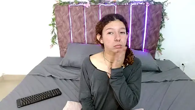 Snapshot of ElaRose723 chatting on 10/10/25, 02:05 ElaRose723 online show from 10/10/25, 02:05