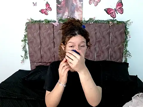 Snapshot of ElaRose723 chatting on 10/17/25, 03:58 ElaRose723 online show from 10/17/25, 03:58