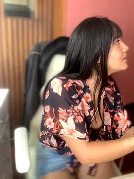 LunaMartinez Pink online show from 10/10/25, 07:13