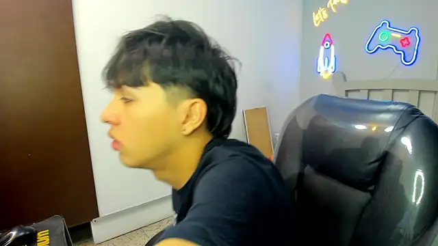 Snapshot of StiwenTwink chatting on 10/14/25, 01:23 StiwenTwink online show from 10/14/25, 01:23