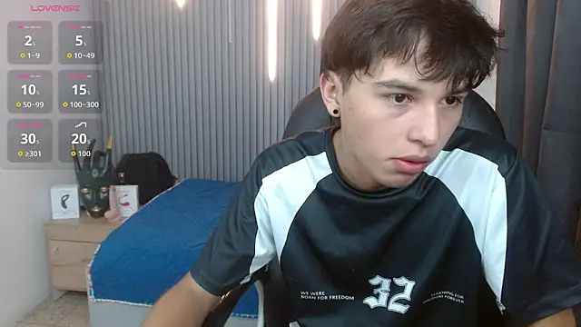 Snapshot of StiwenTwink chatting on 06/10/26, 01:32 StiwenTwink online show from 06/10/26, 01:32
