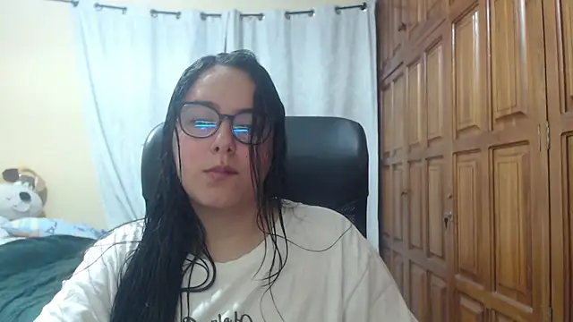 Snapshot of Venus_cat_ chatting on 04/12/26, 01:43 Venus cat online show from 04/12/26, 01:43