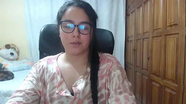 Snapshot of Venus_cat_ chatting on 04/14/26, 02:50 Venus cat online show from 04/14/26, 02:50