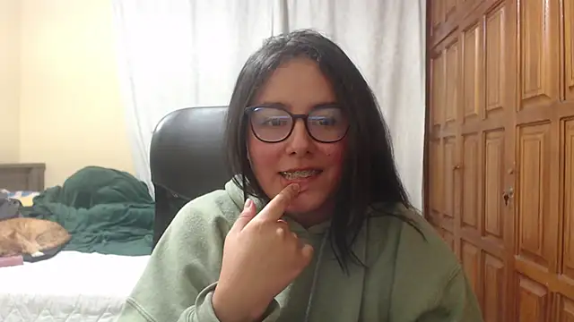 Snapshot of Venus_cat_ chatting on 04/17/26, 11:19 Venus cat online show from 04/17/26, 11:19