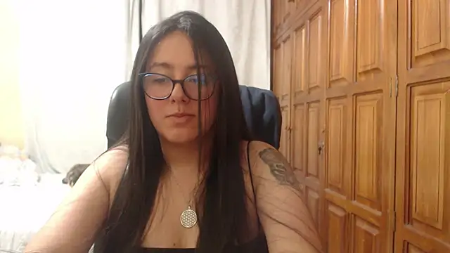 Snapshot of Venus_cat_ chatting on 04/25/26, 04:37 Venus cat online show from 04/25/26, 04:37