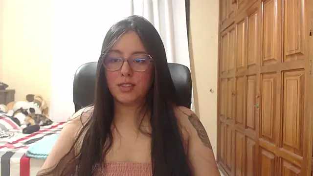 Snapshot of Venus_cat_ chatting on 07/18/26, 04:27 Venus cat online show from 07/18/26, 04:27
