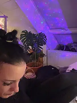 Snapshot of V-WINELOVER chatting on 10/16/25, 01:06 V-WINELOVER online show from 10/16/25, 01:06