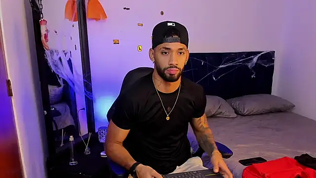 Snapshot of theo_sky1 chatting on 10/29/25, 02:08 theo sky1 online show from 10/29/25, 02:08