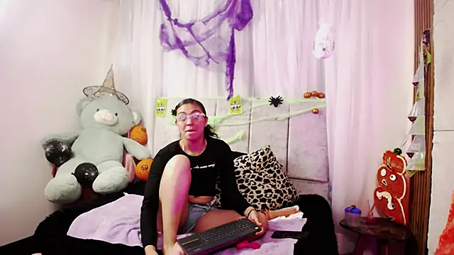 Snapshot of emy_brunette chatting on 10/17/25, 02:30 emy brunette online show from 10/17/25, 02:30