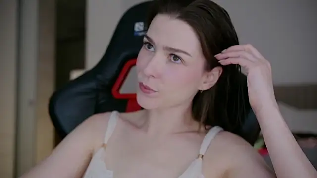 Snapshot of WowHelloAlice chatting on 03/30/26, 11:28 WowHelloAlice online show from 03/30/26, 11:28