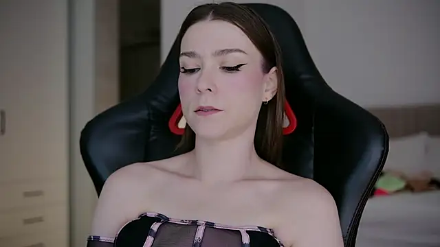 Snapshot of WowHelloAlice chatting on 04/11/26, 02:05 WowHelloAlice online show from 04/11/26, 02:05