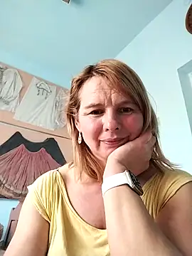 Snapshot of Masha412111 chatting on 12/17/25, 12:11 Masha412111 online show from 12/17/25, 12:11