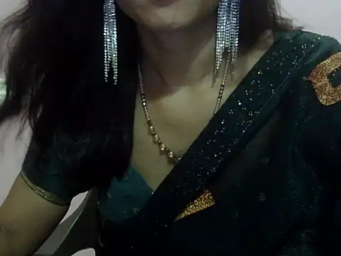 Snapshot of Laila_Cute chatting on 05/28/26, 04:04 Laila Cute online show from 05/28/26, 04:04