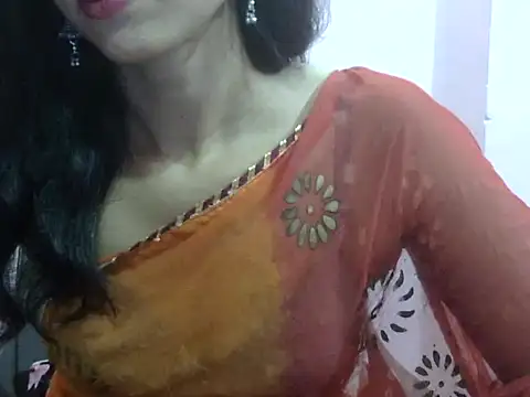 Snapshot of Laila_Cute chatting on 07/17/26, 04:01 Laila Cute online show from 07/17/26, 04:01