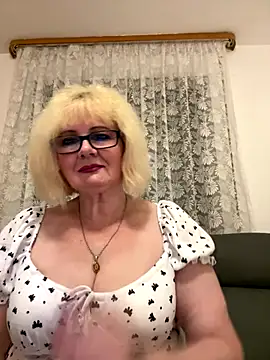 Snapshot of BoloshkaBlonda chatting on 11/16/25, 06:57 BoloshkaBlonda online show from 11/16/25, 06:57