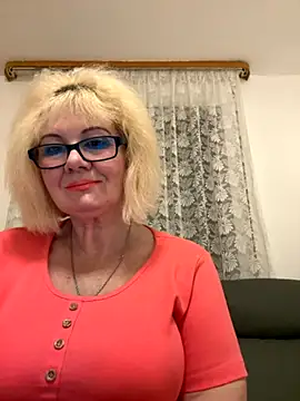 Snapshot of BoloshkaBlonda chatting on 11/18/25, 06:23 BoloshkaBlonda online show from 11/18/25, 06:23